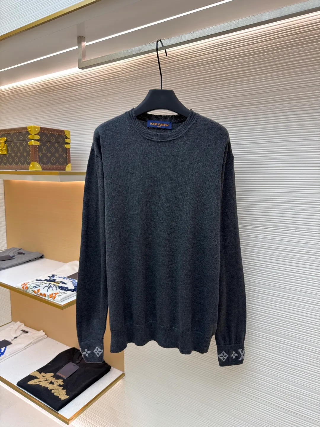 LOUIS VUITTON cuff jacquard cashmere sweater ●Original version: Purchased and developed for 15100 ●Item number: 1681848-A75 ●Fabric: wool blended fabric ●Technology: jacquard knitting ●Color: gray ●Type: fitted version ●Weight: about 370 grams ●Size: S-M-L-XL ●Description: Made of 55% cashmere fabric with 45% cotton. The fabric is soft and comfortable and does not cling to the upper body. The three-dimensional and stylish version can be worn outside or as a base layer. The fabric is washed frequently to fix the pattern and color. The jacquard is made of professional point jacquard on wool looms imported from Germany, and is reproduced from the original 1:1 scanned pattern. This round-neck pullover is made of soft cashmere in trendy tones and features Monogram elements on the ribbed knitted cuffs. It goes well with a variety of looks. The overall wiring is straight and delicate, the fabric is comfortable and soft, and the color is consistent without color difference. It can be matched with the same style to create a fashionable look and control various occasions. Customized accessories, complete with three standards, same style for men and women!